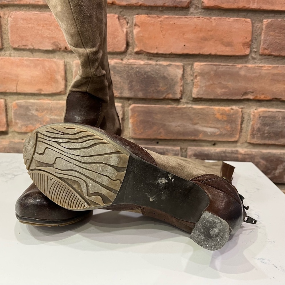 Gold Button suede Boots - Picture 6 of 10